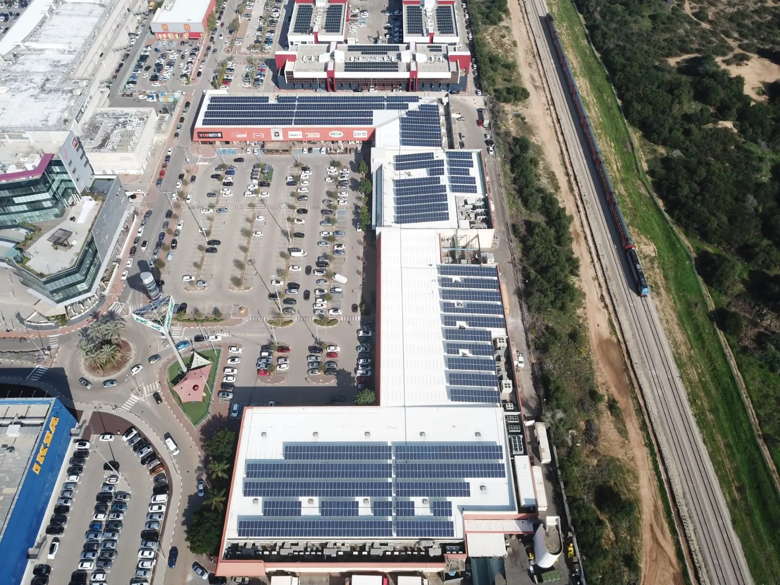 Capannoni con impianto fotovoltaico sul tetto nel distretto Pistoiese e Valdinievole