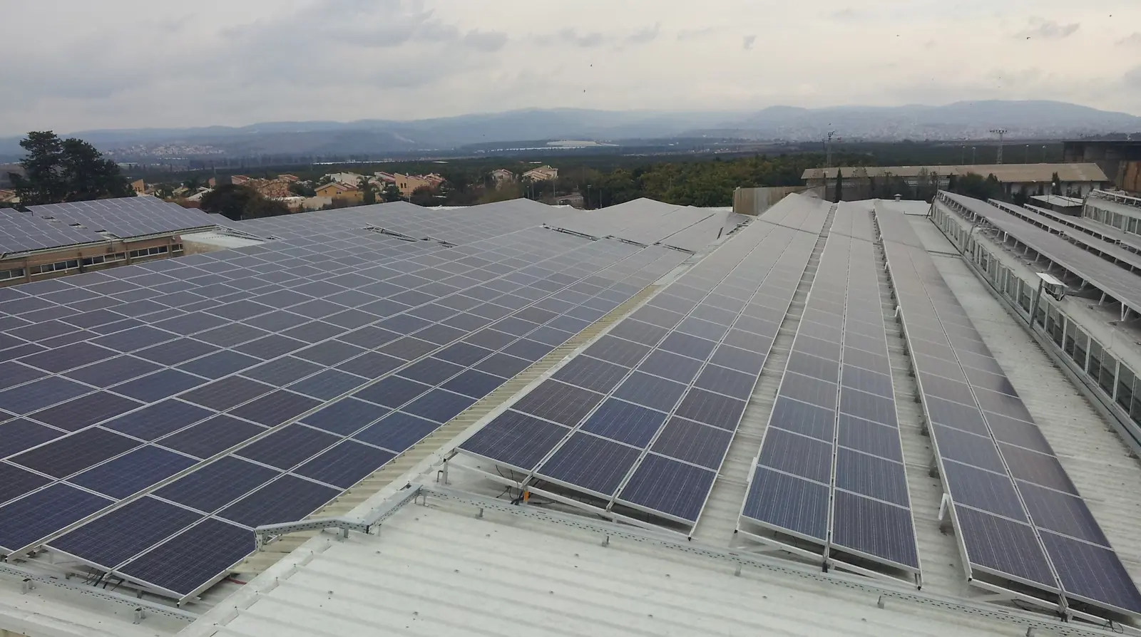 Capannoni con impianto fotovoltaico sul tetto nel distretto Modenese: distretto ceramico, Carpi e Vignola