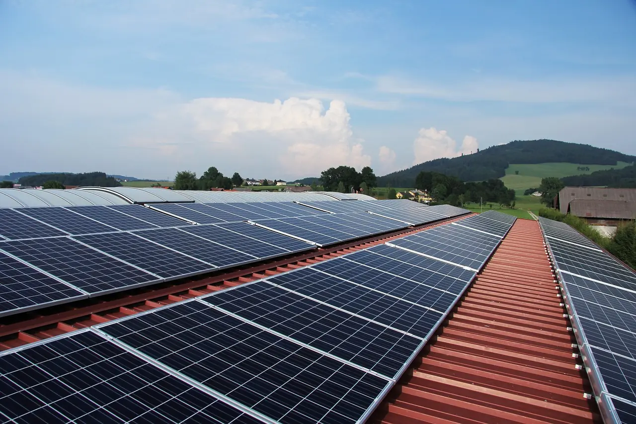 Capannoni con impianto fotovoltaico sul tetto nel distretto Bergamasca: Isola, Dalmine e pianura