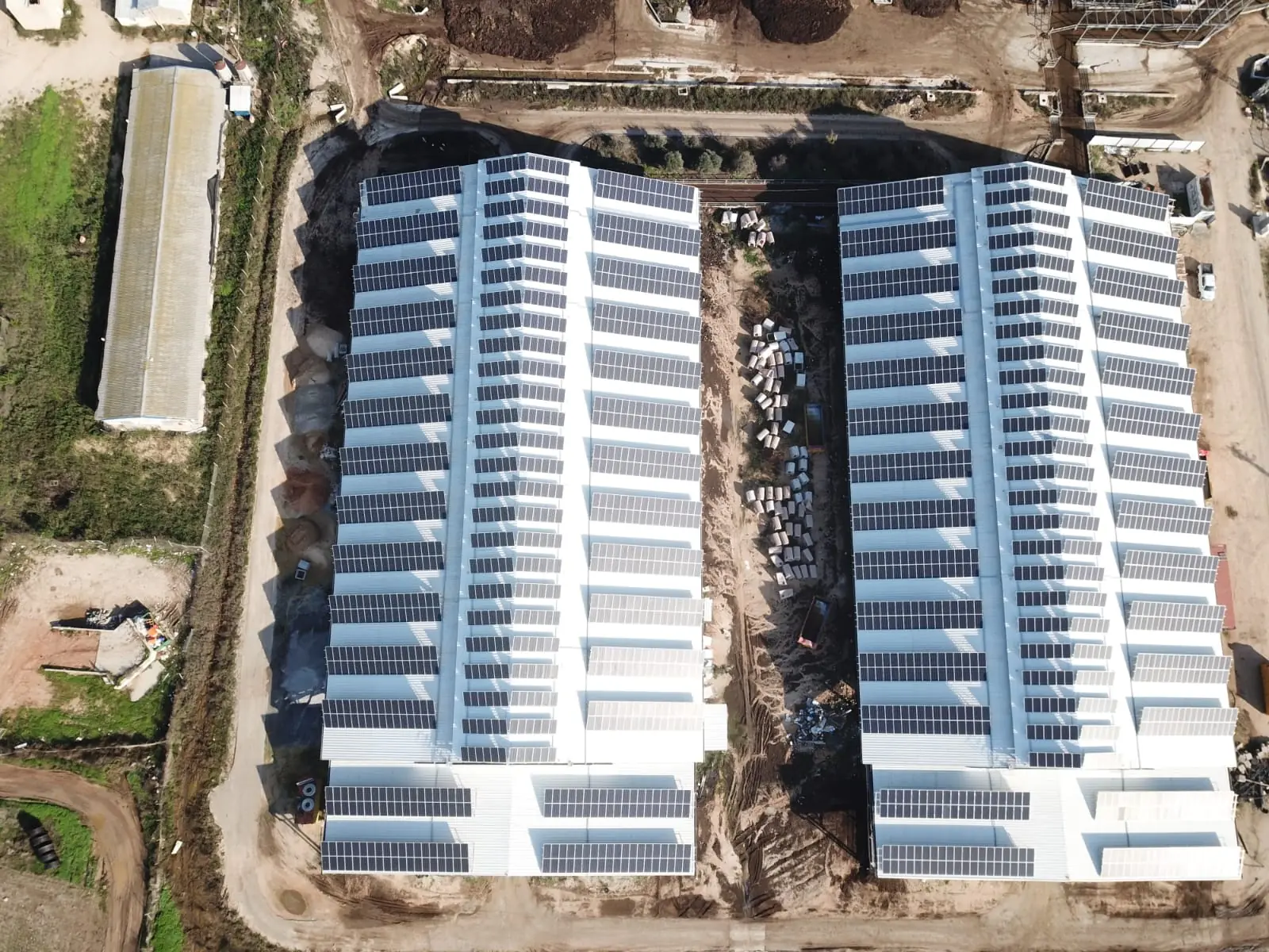 Capannoni con impianto fotovoltaico sul tetto nel distretto Brianza monzese e comasca