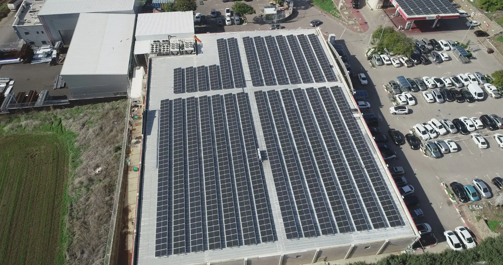 Capannoni con impianto fotovoltaico sul tetto nel distretto Valle Olona, Saronnese e Alto Milanese