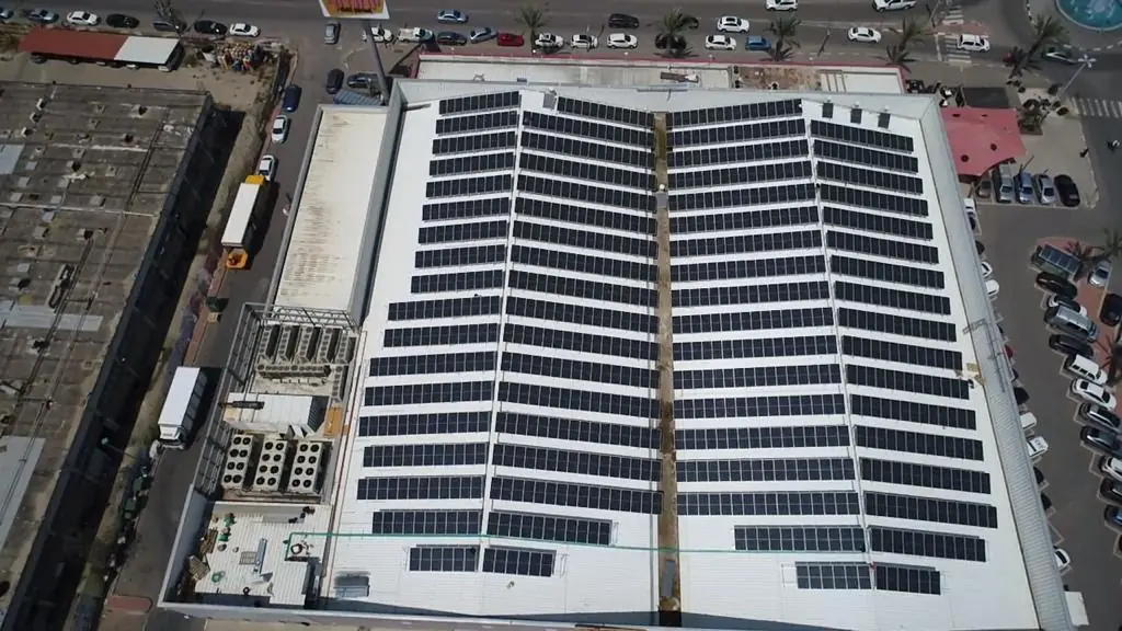 Capannoni con impianto fotovoltaico sul tetto nel distretto Bolognese e Imolese