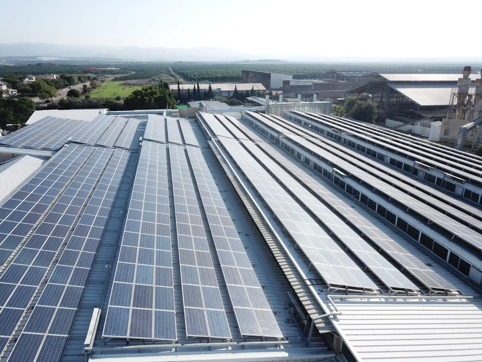 Tetti di capannoni industriali con impianti fotovoltaici