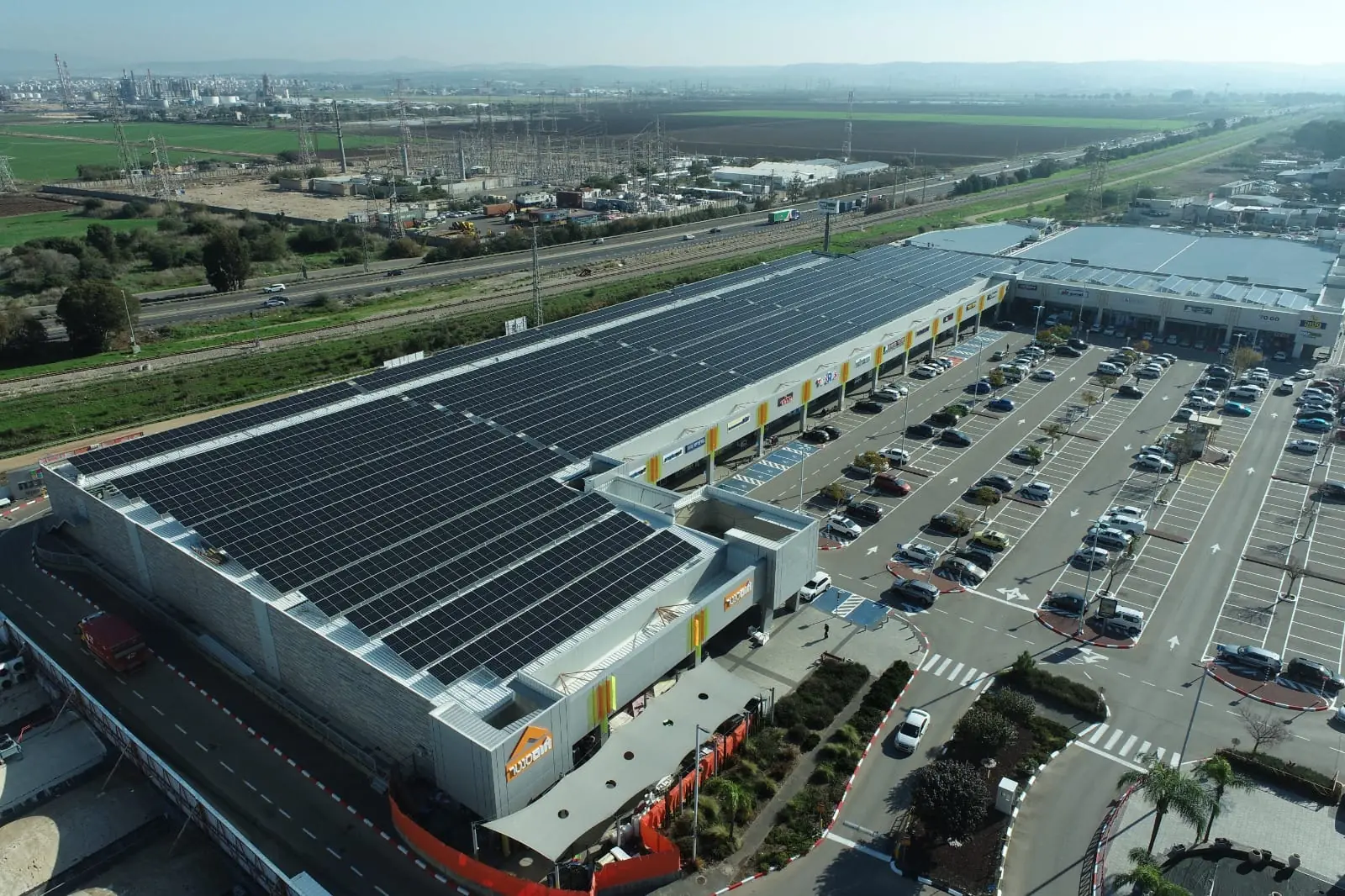 Capannone con impianto fotovoltaico in area urbana