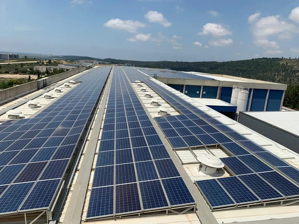 Tetto piano con moduli fotovoltaici